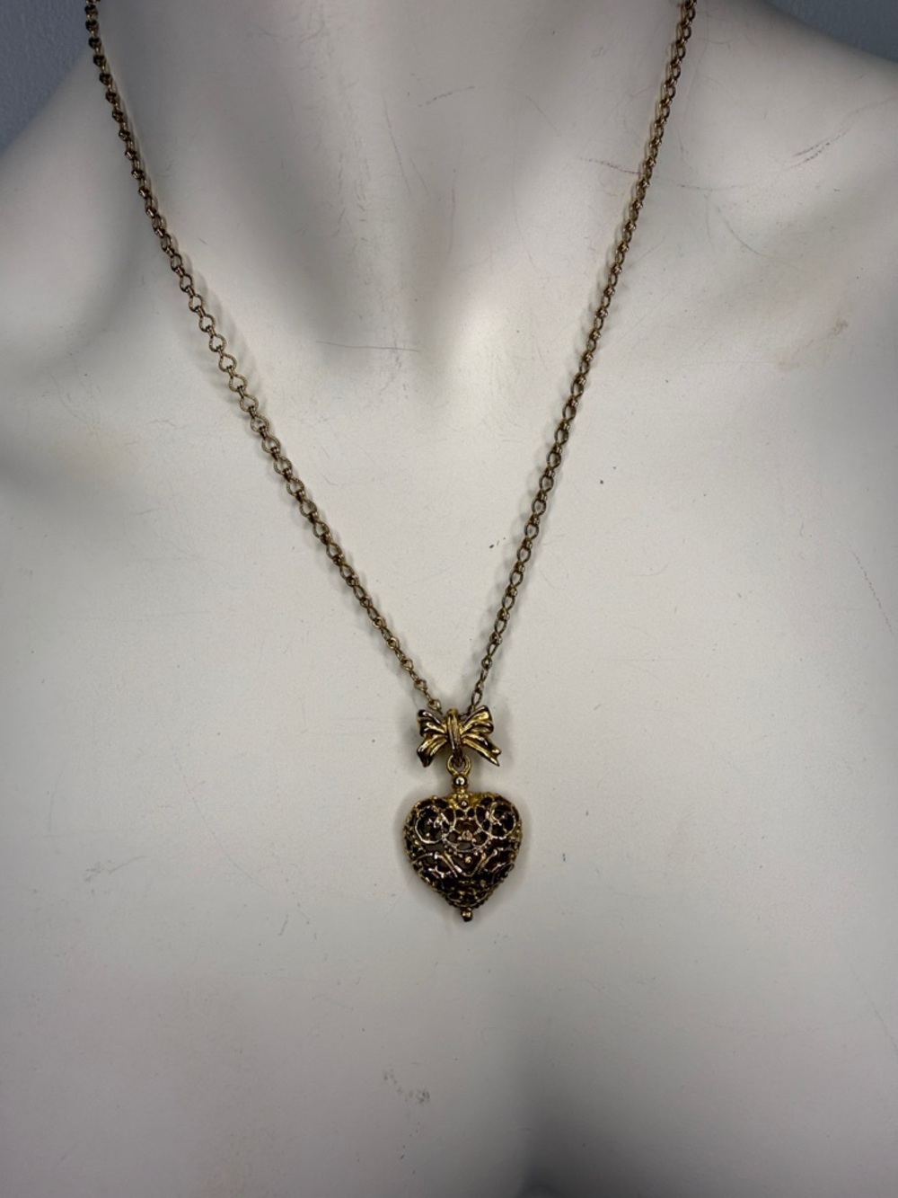 Vintage 1928 Gold Heart Filigree Pendant Necklace with Bow
